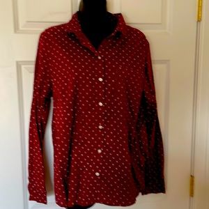 Old Navy classic shirt! Rich burgundy color with cute print!
